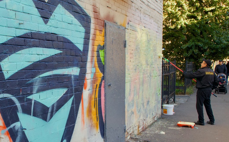 Entfernung von Graffiti an einer Backsteinwand